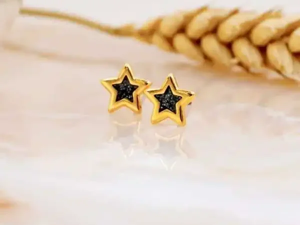 Καρφωτά σκουλαρίκια αστέρι με σμάλτο γκλίτερ και επίχρυση επιμετάλλωση